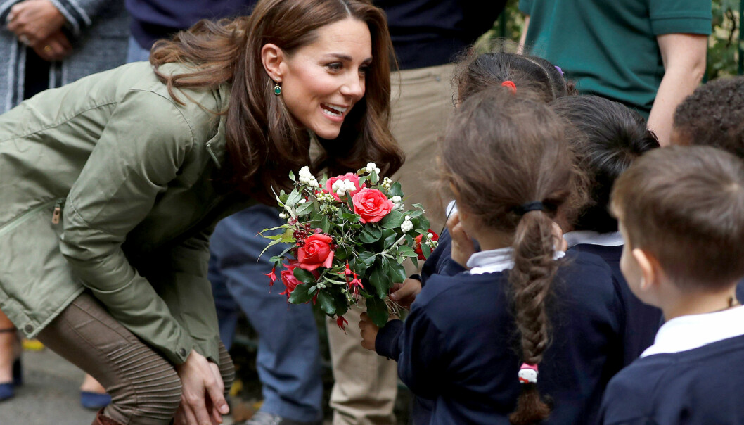 POPULÆR: Barna hadde med blomster som de ga til Kate. Foto: NTB Scanpix POPULÆR: Barna hadde med blomster som de ga til Kate. Foto: NTB Scanpix