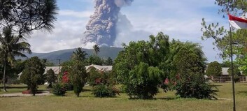 Vulkanutbrudd på jordskjelvrammet øy i Indonesia Vulkanutbrudd på jordskjelvrammet øy i Indonesia