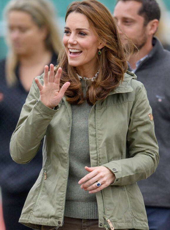 HERTUGINNE KATE: Trebarnsmoren strålte og smilte ute på oppdrag tirsdag 2. oktober. Foto: NTB scanpix HERTUGINNE KATE: Trebarnsmoren strålte og smilte ute på oppdrag tirsdag 2. oktober. Foto: NTB scanpix