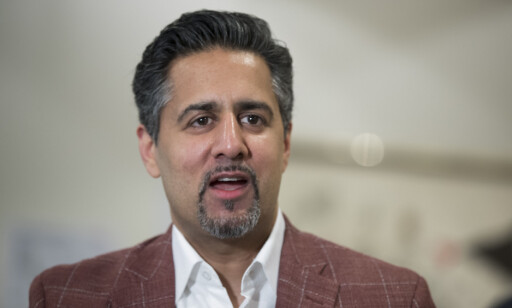 TRE STATSRÅDER: Abid Raja mener det gir seg selv at KrF får minst tre statsråder dersom partiet trer inn i dagens regjering.
Foto: Terje Pedersen / NTB scanpix TRE STATSRÅDER: Abid Raja mener det gir seg selv at KrF får minst tre statsråder dersom partiet trer inn i dagens regjering.
Foto: Terje Pedersen / NTB scanpix