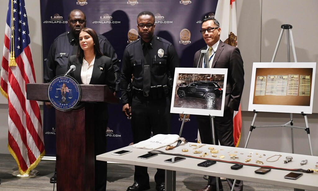 TYVGODS: Politikaptein i Los Angeles, Lillian Carranza, viser fram det politiet mener er stjålne gjenstander fra innbrudd hos berømtheter i Los Angeles. Foto: Mark RALSTON / AFP TYVGODS: Politikaptein i Los Angeles, Lillian Carranza, viser fram det politiet mener er stjålne gjenstander fra innbrudd hos berømtheter i Los Angeles. Foto: Mark RALSTON / AFP