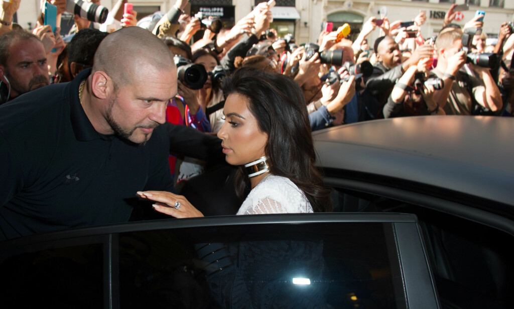 HØYRE HÅND: Pascal Duvier var på plass da Kim Kardashian var i Paris i anledning moteuka i september 2014. På samme tid to år senere ble hun ranet i motebyen, mens Duvier befant seg annetsteds. Nå saksøkes han. Foto: Laurent Zabulon/ABACAPRESS/ NTB Scanpix HØYRE HÅND: Pascal Duvier var på plass da Kim Kardashian var i Paris i anledning moteuka i september 2014. På samme tid to år senere ble hun ranet i motebyen, mens Duvier befant seg annetsteds. Nå saksøkes han. Foto: Laurent Zabulon/ABACAPRESS/ NTB Scanpix