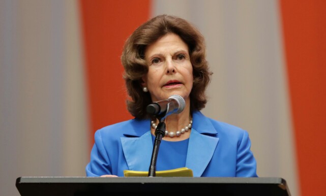 HOLDT TALE: Dronning Silvia var selv med på å starte stiftelsen, som nå finansierte deler av barnedebatten som ble avholdt onsdag 3. oktober. Foto: NTB scanpix HOLDT TALE: Dronning Silvia var selv med på å starte stiftelsen, som nå finansierte deler av barnedebatten som ble avholdt onsdag 3. oktober. Foto: NTB scanpix