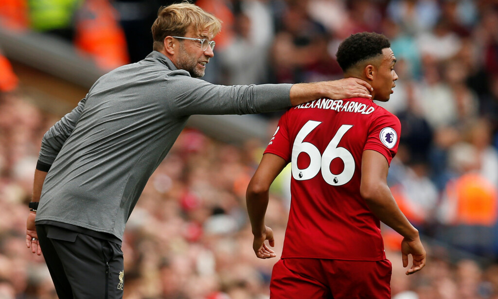 HJELPENDE HÅND: Jürgen Klopp er flink til å ta vare på de unge spillerne i klubben. Foto: REUTERS/Andrew Yates/NTB Scanpix HJELPENDE HÅND: Jürgen Klopp er flink til å ta vare på de unge spillerne i klubben. Foto: REUTERS/Andrew Yates/NTB Scanpix