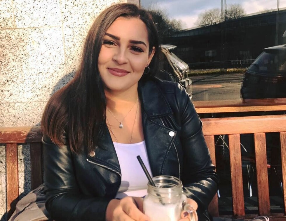 SMERTER: – Leddene verker, jeg får strøm av smerter fra hofter og ned i beina, nakkemusklene stivner og jeg kan få hodepine, sier Cerina Nejad (23) som lever med kroniske smerter. Foto: Privat SMERTER: – Leddene verker, jeg får strøm av smerter fra hofter og ned i beina, nakkemusklene stivner og jeg kan få hodepine, sier Cerina Nejad (23) som lever med kroniske smerter. Foto: Privat