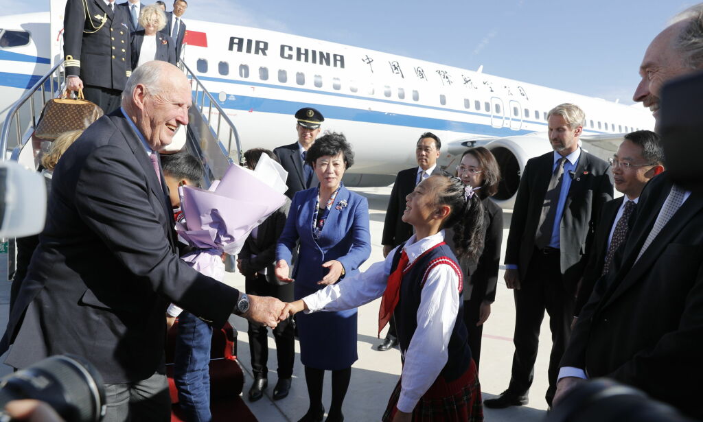 image: Her starter kongeparet statsbesøket i Kina. I naboprovinsen holdes nær én million mennesker internert