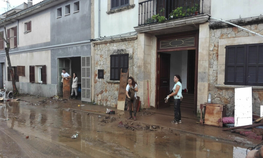 GJØRME: Innbyggerne i Sant Llorenc på Mallorca renser husene sine for gjørme og sølevann etter de voldsomme oversvømmelsene i landsbyen natt til onsdag. Foto: Matias Lopez-Tello/Ap/NTB scanpix. GJØRME: Innbyggerne i Sant Llorenc på Mallorca renser husene sine for gjørme og sølevann etter de voldsomme oversvømmelsene i landsbyen natt til onsdag. Foto: Matias Lopez-Tello/Ap/NTB scanpix.