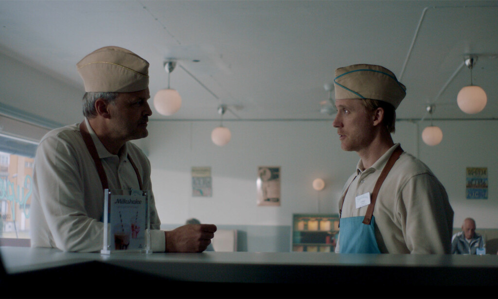 PÅ JOBB: Øystein og Jonas, spilt av Johan Rheborg og Thorbjørn Harr. Foto: TV 2 PÅ JOBB: Øystein og Jonas, spilt av Johan Rheborg og Thorbjørn Harr. Foto: TV 2