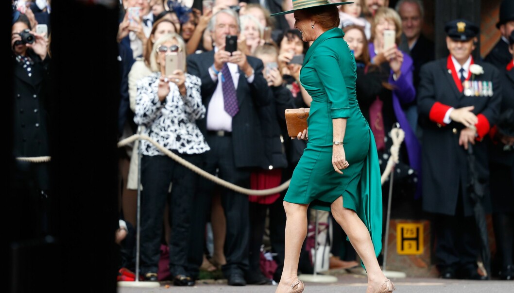 <strong>MÅTTE HILSE:</strong> Sarah Ferguson løp motsatt vei, mot folkemengden, da hun ankom datterens vielse. Foto: NTB scanpix <strong>MÅTTE HILSE:</strong> Sarah Ferguson løp motsatt vei, mot folkemengden, da hun ankom datterens vielse. Foto: NTB scanpix
