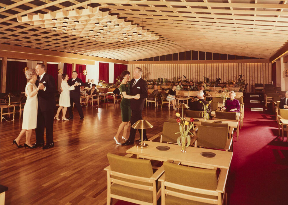 DANS I MIDDAGSSALEN: Dressen er på og det danses i salen på Storefjell i 1968. Foto: Nasjonalbiblioteket DANS I MIDDAGSSALEN: Dressen er på og det danses i salen på Storefjell i 1968. Foto: Nasjonalbiblioteket