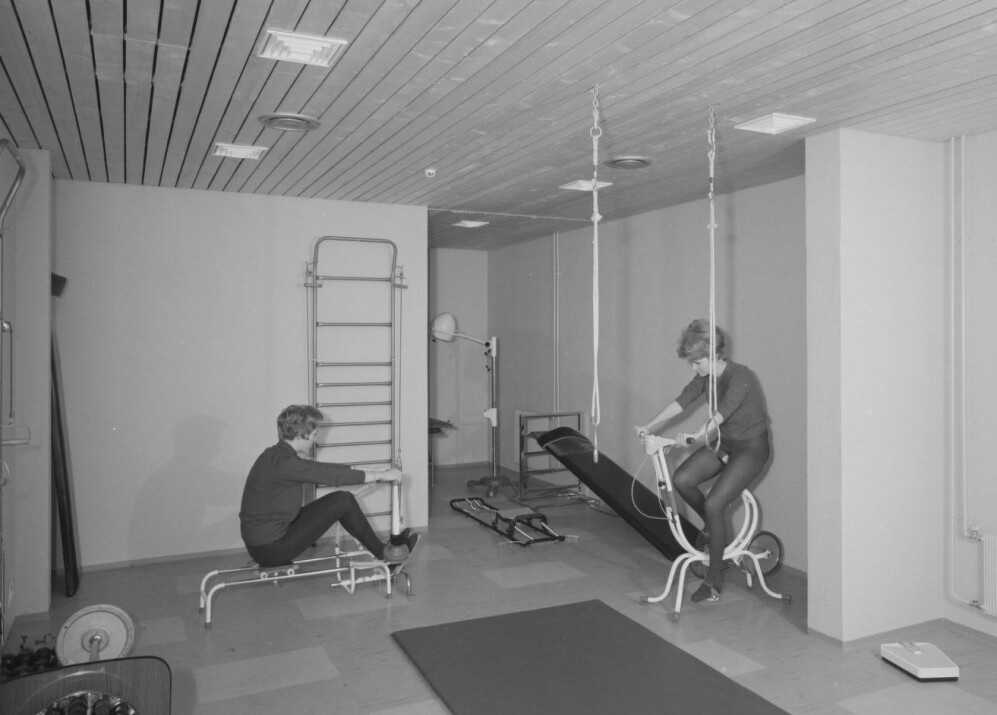 TRIMROM: Man kunne også trimme inne på flere av hotellene. Disse to damene er fotografert på trimrommet på Skeikampen hotell i 1968. Foto: Jac Brun / Nasjonalbiblioteket TRIMROM: Man kunne også trimme inne på flere av hotellene. Disse to damene er fotografert på trimrommet på Skeikampen hotell i 1968. Foto: Jac Brun / Nasjonalbiblioteket