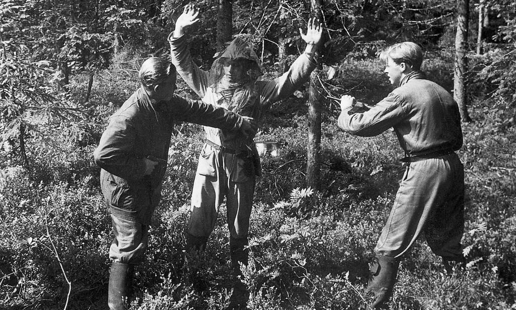 ØVELSE: Per Røed spiller rollen som inntrenger, mens to fra Aks 13 000 undersøker ham. Foto: Fra boka «Sabotøren» ØVELSE: Per Røed spiller rollen som inntrenger, mens to fra Aks 13 000 undersøker ham. Foto: Fra boka «Sabotøren»