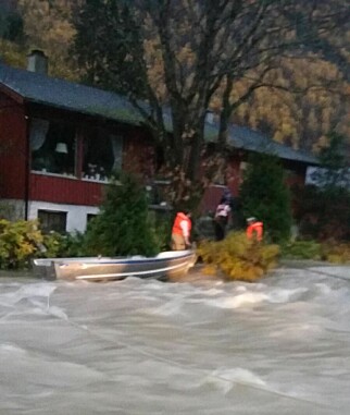 ISOLERT ØY: Redningsmannskapene måtte tjore en wire i treet ved huset for å få manøvrert båten over den strie strømmen. Foto: Privat. ISOLERT ØY: Redningsmannskapene måtte tjore en wire i treet ved huset for å få manøvrert båten over den strie strømmen. Foto: Privat.