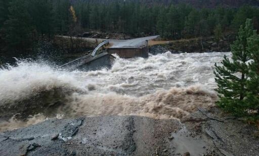 image: Kåre (67) så hele brua bli løftet vekk av vannmassene: - Det var nifst