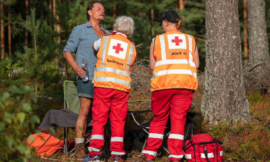 FIKK LEGEHJELP: Jørgen Ringstad fikk bistand av Røde Kors-personell etter fallet. Foto: Alex Iversen / TV 2 FIKK LEGEHJELP: Jørgen Ringstad fikk bistand av Røde Kors-personell etter fallet. Foto: Alex Iversen / TV 2