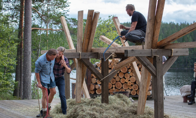 SMERTEFULLT: Jørgen Ringstad støttes opp av Gaute Grøtta Grav etter uhellet, og tvekampen stoppes. Foto: Alex Iversen / TV 2 SMERTEFULLT: Jørgen Ringstad støttes opp av Gaute Grøtta Grav etter uhellet, og tvekampen stoppes. Foto: Alex Iversen / TV 2