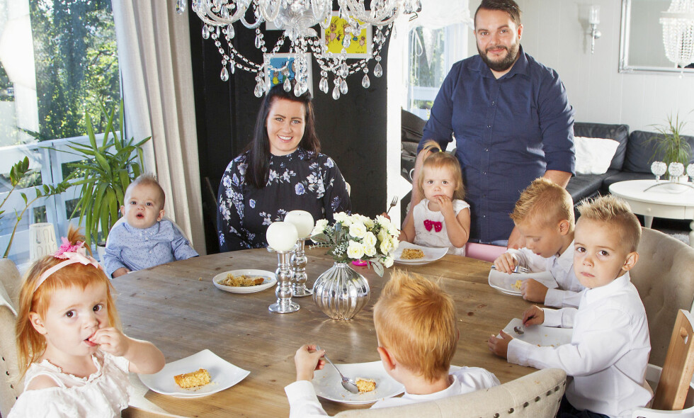 FEIRER: Med seks barn og to voksne i familien er det stadig en fødselsdag som skal feires. Her er June-Maria Ruud og ektemannen Niklas med barna Melion-Marchelius (1), Eliana-Estelle (2), Lone-Leandra Miracle (3), Adriel-Amadeus (5), Milian-Mattheus (6) og Noah-Nathaniel (7). FEIRER: Med seks barn og to voksne i familien er det stadig en fødselsdag som skal feires. Her er June-Maria Ruud og ektemannen Niklas med barna Melion-Marchelius (1), Eliana-Estelle (2), Lone-Leandra Miracle (3), Adriel-Amadeus (5), Milian-Mattheus (6) og Noah-Nathaniel (7).
