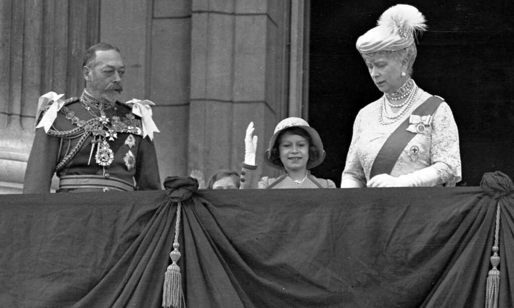 BESTEMTE: Kong George V, her fotografert i 1935 sammen med daværende prinsesse Elizabeth II og dronningmoren, bestemte tittelreglene i sin tid. Foto: NTB scanpix BESTEMTE: Kong George V, her fotografert i 1935 sammen med daværende prinsesse Elizabeth II og dronningmoren, bestemte tittelreglene i sin tid. Foto: NTB scanpix