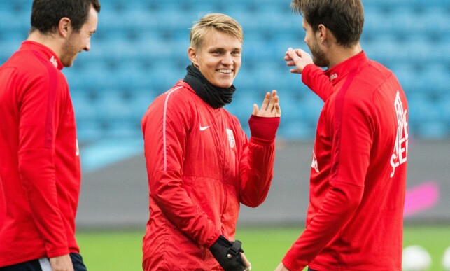 GODT HUMØR: Martin Ødegaard stortrives med å være tilbake på A-landslaget. Her i samtale med Håvard Nordtveit (til høyre) og Even Hovland. Foto: Jon Olav Nesvold / Bildbyrån GODT HUMØR: Martin Ødegaard stortrives med å være tilbake på A-landslaget. Her i samtale med Håvard Nordtveit (til høyre) og Even Hovland. Foto: Jon Olav Nesvold / Bildbyrån
