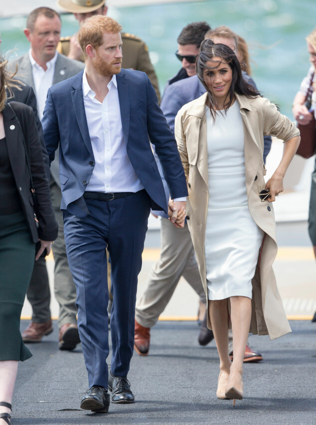ANKOM MED BÅT: Prins Harry og hertuginne Meghan ankom Sydney med båt, og allerede på kaia var det et folkehav av oppmøtte. Foto: NTB Scanpix ANKOM MED BÅT: Prins Harry og hertuginne Meghan ankom Sydney med båt, og allerede på kaia var det et folkehav av oppmøtte. Foto: NTB Scanpix