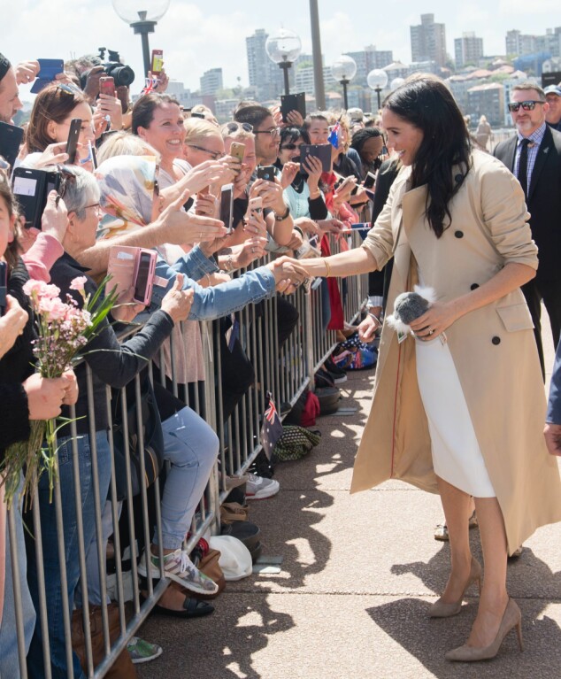 VARM HILSEN: Hertuginne Meghan hilser på alle de oppmøtte i Sydney da hun og ektemannen prins Harry ankom byen. Foto: NTB Scanpix VARM HILSEN: Hertuginne Meghan hilser på alle de oppmøtte i Sydney da hun og ektemannen prins Harry ankom byen. Foto: NTB Scanpix