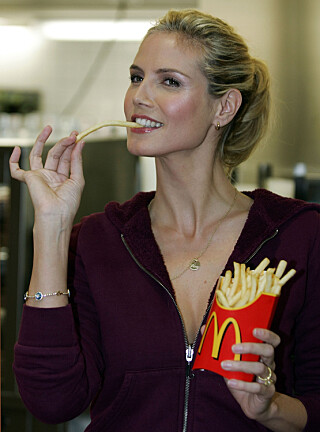 KAN BLI KORTERE: Lange pommes frites, slik dem Heidi Klum spiser her, kan bli mangelvare flere steder i Europa. Illustrasjonsfoto: AP Photo / NTB Scanpix KAN BLI KORTERE: Lange pommes frites, slik dem Heidi Klum spiser her, kan bli mangelvare flere steder i Europa. Illustrasjonsfoto: AP Photo / NTB Scanpix