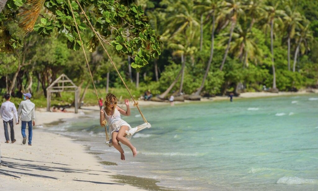 LATE DAGER: Mye av poenget med å reise til en tropisk øy må være å tilbringe late dager på stranden. Forholdene er svært gode for nettopp det på Vietnams øyperle Phu Quoc. Foto: Shutterstock / NTB Scanpix LATE DAGER: Mye av poenget med å reise til en tropisk øy må være å tilbringe late dager på stranden. Forholdene er svært gode for nettopp det på Vietnams øyperle Phu Quoc. Foto: Shutterstock / NTB Scanpix