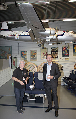 FLYHISTORIE: Guide Thore Erik Winderen og SAS' nye finansdirektør Torbjørn Wist ved en av de utallige modellene av fordums SAS-maskiner. Foto: Tormod Brenna FLYHISTORIE: Guide Thore Erik Winderen og SAS' nye finansdirektør Torbjørn Wist ved en av de utallige modellene av fordums SAS-maskiner. Foto: Tormod Brenna