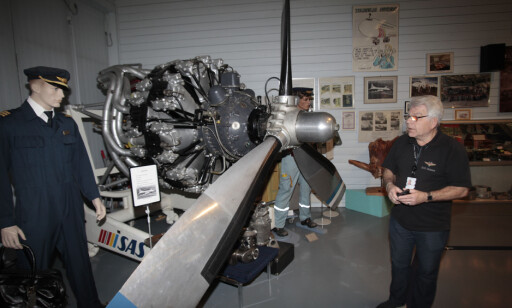 FRIVILLIG GUIDE: Thore Erik Winderen er en av flere SAS-pensjonister som drifter SAS-museet på Gardermoen. Her ved en av de historiske flymotorene museet disponerer. Foto: Tormod Brenna FRIVILLIG GUIDE: Thore Erik Winderen er en av flere SAS-pensjonister som drifter SAS-museet på Gardermoen. Her ved en av de historiske flymotorene museet disponerer. Foto: Tormod Brenna