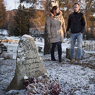 SELVVALGT STEIN: Oddmund Rønningsbakken døde i juni 2014. Her er barna Helen (43) og Kristen (42) ved farens grav på Vallset kirkegård. Gravsteinen valgte faren ut selv i skogen. Foto: Lars Eivind Bones / Dagbladet SELVVALGT STEIN: Oddmund Rønningsbakken døde i juni 2014. Her er barna Helen (43) og Kristen (42) ved farens grav på Vallset kirkegård. Gravsteinen valgte faren ut selv i skogen. Foto: Lars Eivind Bones / Dagbladet