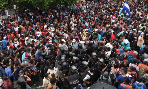 image: Migrantgruppe på vei til USA stormer grenseport i Guatemala