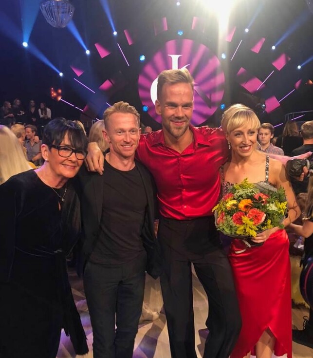 MÅTTE HJEM: Morten Hegseth fikk sin siste dans i kveld. Her poserer han med moren, ektemannen og dansepartneren etter exiten. Foto: Ruben Pedersen MÅTTE HJEM: Morten Hegseth fikk sin siste dans i kveld. Her poserer han med moren, ektemannen og dansepartneren etter exiten. Foto: Ruben Pedersen