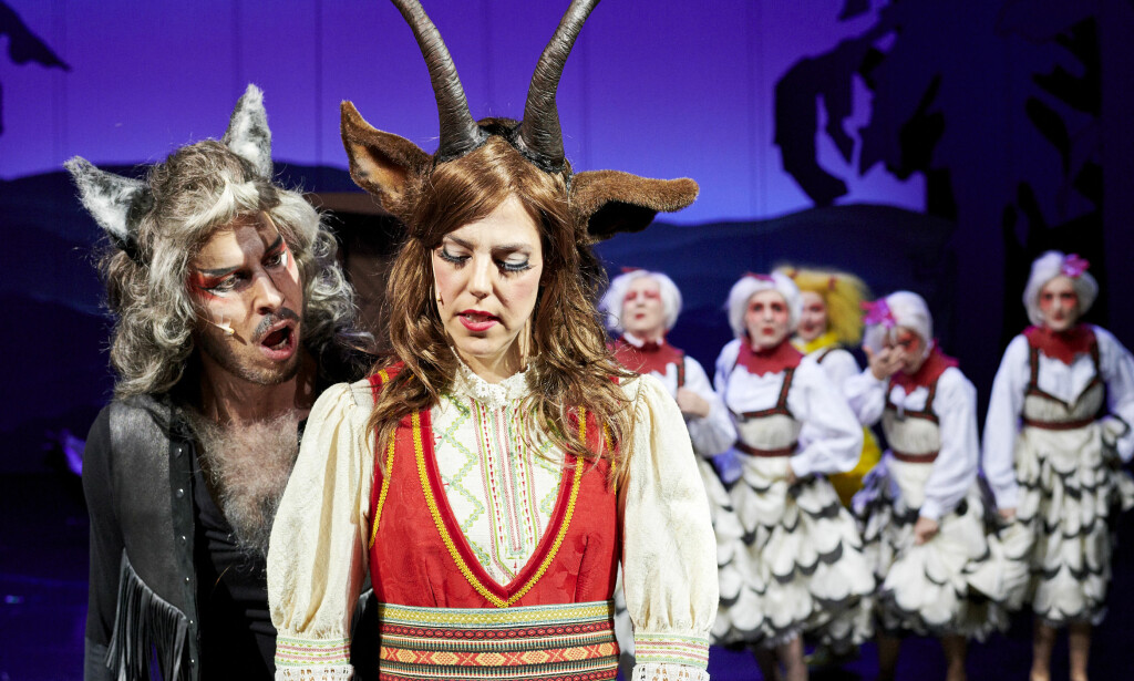 UMAKE PAR: Herbert Nordrum og Hanne Skille Reitan i «Ulven». I bakgrunnen: hønene (Ågot Sendstad, Julie Støp Husby, Mari Haugen Smistad og Isabel Beth Toming) og kyllingen (Henriette Marø i gult, bak hønene). Foto: Øyvind Eide, Nationaltheatret UMAKE PAR: Herbert Nordrum og Hanne Skille Reitan i «Ulven». I bakgrunnen: hønene (Ågot Sendstad, Julie Støp Husby, Mari Haugen Smistad og Isabel Beth Toming) og kyllingen (Henriette Marø i gult, bak hønene). Foto: Øyvind Eide, Nationaltheatret