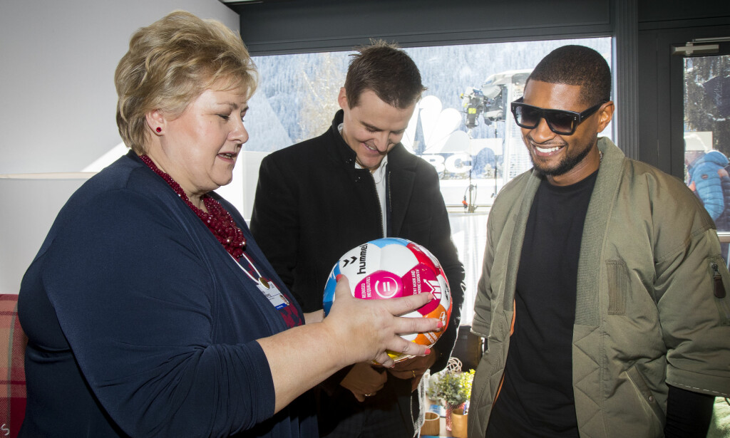 HYLLES: Grunnleggeren og toppsje for Global Citizen, Hugh Evans (i midten) sammen med Erna Solberg og superstjernen Usher under et møte i Davos i Sveits i januar. Evans hyller Solbergs internasjonale rolle og håper hun får fortsette som statsminister i Norge. Foto: Heiko Junge / NTB scanpix HYLLES: Grunnleggeren og toppsje for Global Citizen, Hugh Evans (i midten) sammen med Erna Solberg og superstjernen Usher under et møte i Davos i Sveits i januar. Evans hyller Solbergs internasjonale rolle og håper hun får fortsette som statsminister i Norge. Foto: Heiko Junge / NTB scanpix