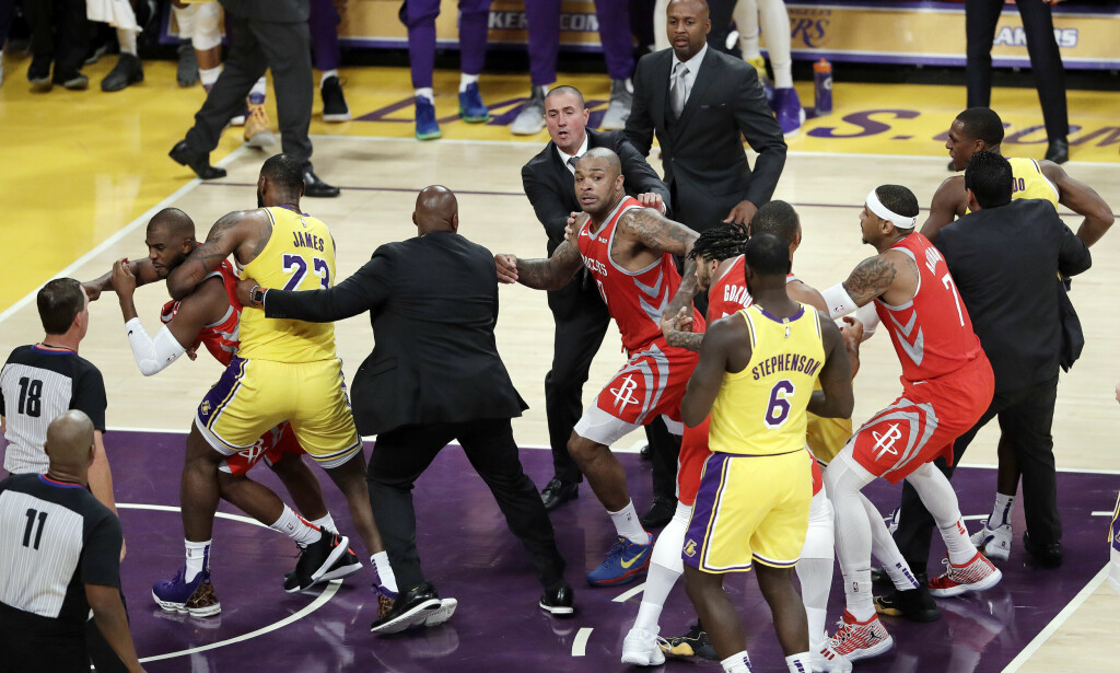 GIKK MELLOM: Lebron James drar unna sin gode venn Chris Pauln etter at han havnet i basketak med Lakers' Rajon Rondo (lengst til høre) og Brandon Ingram (delvis skjult). Foto: NTB scanpix GIKK MELLOM: Lebron James drar unna sin gode venn Chris Pauln etter at han havnet i basketak med Lakers' Rajon Rondo (lengst til høre) og Brandon Ingram (delvis skjult). Foto: NTB scanpix