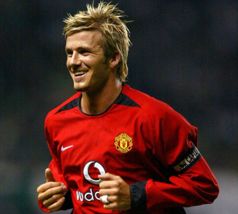 BERØMT MANKE: En av David Beckhams mange hårfrisyrer på gressmatta. Her fra 2002. Foto: NTB Scanpix BERØMT MANKE: En av David Beckhams mange hårfrisyrer på gressmatta. Her fra 2002. Foto: NTB Scanpix