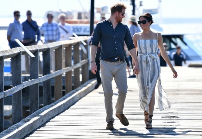 GJENFORENT: Prins Harry og hertuginne Meghan hånd i hånd, på vei for å møte lokale innbyggere på Fraser Island. Foto: NTB Scanpix GJENFORENT: Prins Harry og hertuginne Meghan hånd i hånd, på vei for å møte lokale innbyggere på Fraser Island. Foto: NTB Scanpix