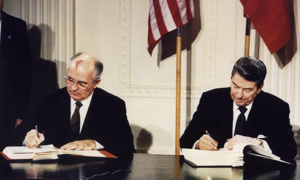 HISTORISK MØTE: USAs president Ronald Reagan og Sovjetunionens statsleder Mikhail Gorbatsjov møttes i Det hvite hus 8. desember 1987 for å undertegne den historiske INF-avtalen. Foto: Dennis Paquin / Reuters / NTB Scanpix HISTORISK MØTE: USAs president Ronald Reagan og Sovjetunionens statsleder Mikhail Gorbatsjov møttes i Det hvite hus 8. desember 1987 for å undertegne den historiske INF-avtalen. Foto: Dennis Paquin / Reuters / NTB Scanpix