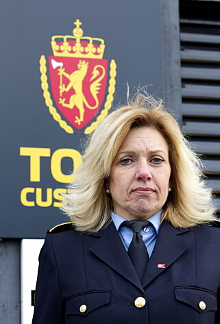 TAR BESLAG: Tollerne vil beslaglegge poteter som oppdages i handleposen ved tollkontroll, opplyser Wenche Fredriksen i Tollvesenet på Svinesund. Foto: Gorm Kallestad/Scanpix TAR BESLAG: Tollerne vil beslaglegge poteter som oppdages i handleposen ved tollkontroll, opplyser Wenche Fredriksen i Tollvesenet på Svinesund. Foto: Gorm Kallestad/Scanpix