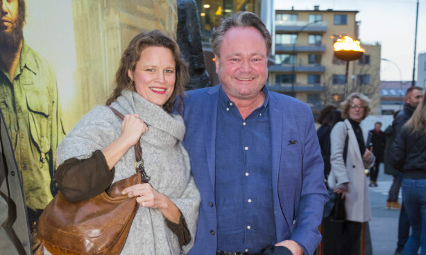 PÅ PLASS: Fredrik Græsvik med følge ankommer festpremieren for den norske spillefilmen «Mordene i Kongo» på Colosseum kino tirsdag kveld.
Foto: Heiko Junge / NTB scanpix PÅ PLASS: Fredrik Græsvik med følge ankommer festpremieren for den norske spillefilmen «Mordene i Kongo» på Colosseum kino tirsdag kveld.
Foto: Heiko Junge / NTB scanpix