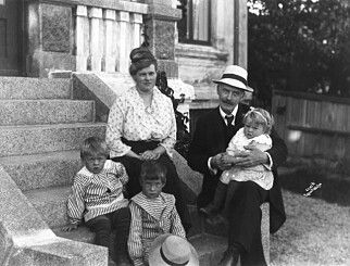 FAMILIEN: Marie og Knut Hamsun fikk to sønner og to døtre. Her er de med tre av ungene. En av de få tingene Marie angret på i livet, var at hun ikke tok bedre vare på barna sine. Foto fra boka: Anders Beer Wilse, Norsk Folkemuseum. FAMILIEN: Marie og Knut Hamsun fikk to sønner og to døtre. Her er de med tre av ungene. En av de få tingene Marie angret på i livet, var at hun ikke tok bedre vare på barna sine. Foto fra boka: Anders Beer Wilse, Norsk Folkemuseum.