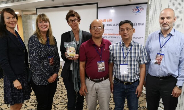 MØTER BRANSJEN: En stor delegasjon møter den vietnamesiske cashewbransjen i dag. (Fra venstre) Heidi Furustøl, daglig leder Initiativ for etisk handel, Line Wesley-Holand senior rådgiver Fairtrade Norway, Grethe Løchen, Norges ambassadør i Vietnam; Vu Duc Bo Director at Tien Hung Cashew Sustainable Group, Hung Tran Faitrade Network of Asia and Pacific Producers, Ole Henning Sommerfelt seniorrådgiver Initiativ for etisk handel. MØTER BRANSJEN: En stor delegasjon møter den vietnamesiske cashewbransjen i dag. (Fra venstre) Heidi Furustøl, daglig leder Initiativ for etisk handel, Line Wesley-Holand senior rådgiver Fairtrade Norway, Grethe Løchen, Norges ambassadør i Vietnam; Vu Duc Bo Director at Tien Hung Cashew Sustainable Group, Hung Tran Faitrade Network of Asia and Pacific Producers, Ole Henning Sommerfelt seniorrådgiver Initiativ for etisk handel.