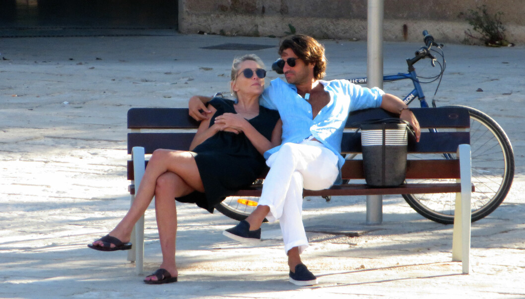 GJENFORENT: Sharon og Angelo tett omslynget på en benk på Mallorca i starten av oktober. Foto: SPlash News/ NTB scanpix GJENFORENT: Sharon og Angelo tett omslynget på en benk på Mallorca i starten av oktober. Foto: SPlash News/ NTB scanpix