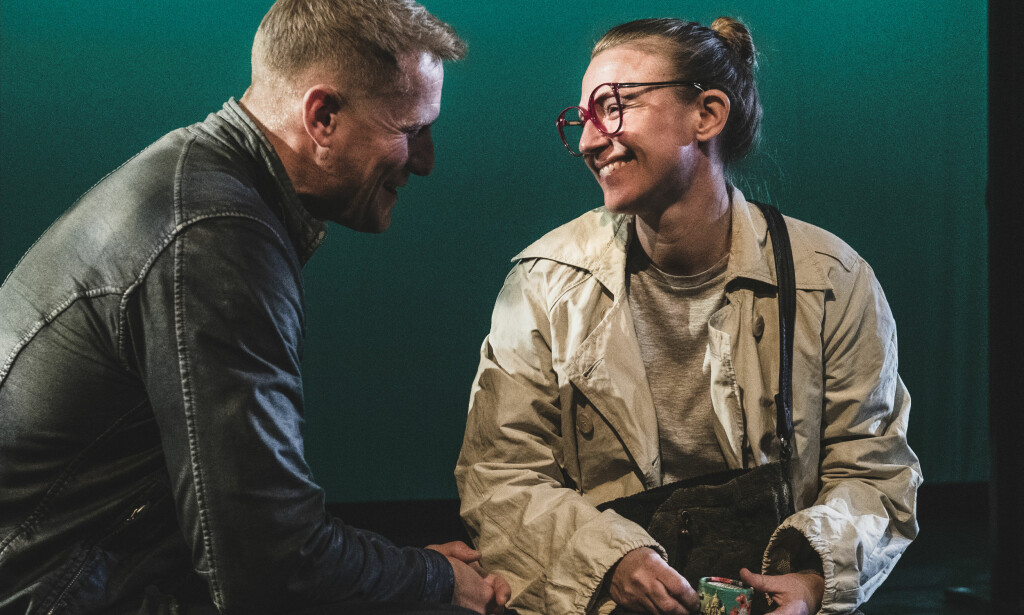 NÅR DEN SNART DØDE VÅKNER: Ektemannen (Frode Winther) har vært død lenge. Nå skal også Brille (Heidi Gjermundsen Broch) dø. Men først må hun leve litt mer. Foto: Dag Jenssen, Det Norske Teatret NÅR DEN SNART DØDE VÅKNER: Ektemannen (Frode Winther) har vært død lenge. Nå skal også Brille (Heidi Gjermundsen Broch) dø. Men først må hun leve litt mer. Foto: Dag Jenssen, Det Norske Teatret
