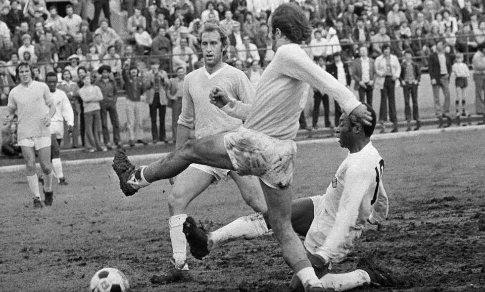 GIKK HARDT FOR SEG: Her er det Pelé som får kjenne hvordan det var å møte Lazio på 70-tallet. Foto: AP/FHJ/NTB Scanpix GIKK HARDT FOR SEG: Her er det Pelé som får kjenne hvordan det var å møte Lazio på 70-tallet. Foto: AP/FHJ/NTB Scanpix