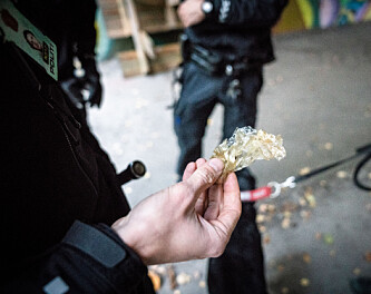 TYDELIG TEGN: Politihunden Gustav markerte på plast som ifølge politiet er brukt til å pakke inn hasj. Foto: Øistein Norum Monsen/Dagbladet. TYDELIG TEGN: Politihunden Gustav markerte på plast som ifølge politiet er brukt til å pakke inn hasj. Foto: Øistein Norum Monsen/Dagbladet.