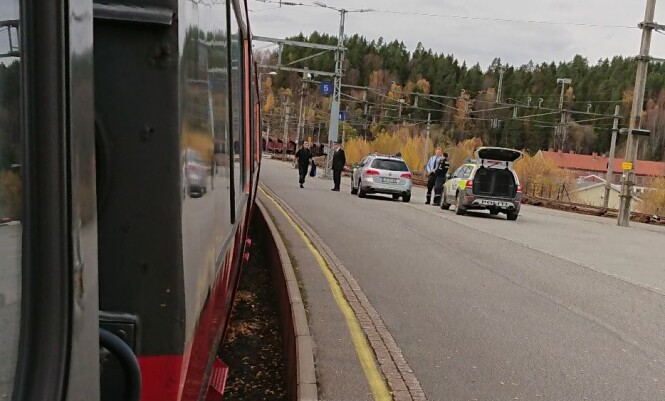 PÅGREPET: Mannen ble fraktet med politibiler fra Hønefoss til arresten i Drammen. Foto: Tipser PÅGREPET: Mannen ble fraktet med politibiler fra Hønefoss til arresten i Drammen. Foto: Tipser