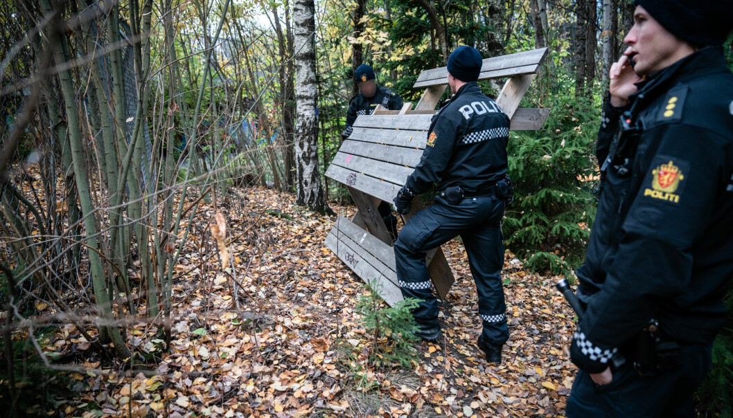 FJERNET ALT: Torsdag gikk politiet inn og ryddet i skogholtet som ligger tett ved flere skole i Alna bydel. Foto: Øistein Norum Monsen/Dagbladet. FJERNET ALT: Torsdag gikk politiet inn og ryddet i skogholtet som ligger tett ved flere skole i Alna bydel. Foto: Øistein Norum Monsen/Dagbladet.