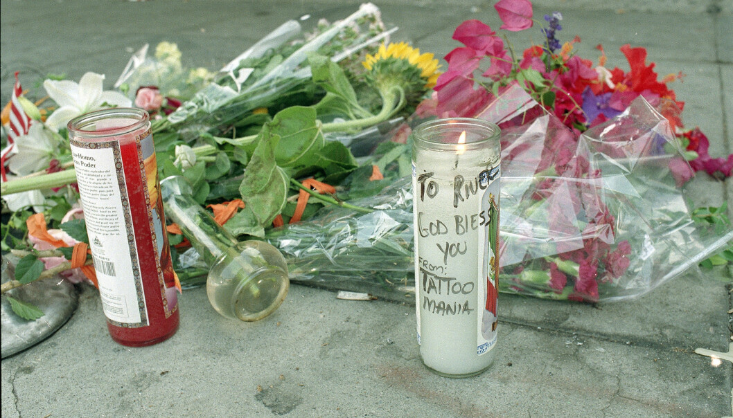FALT OM: Dagen etter River Phoenix falt om og døde av en overdose, la fansen blomster og lys utenfor inngangen til nattklubben på Sunset Boulevard i Vest-Hollywood. Foto: Kevork Djansezian/AP Photo FALT OM: Dagen etter River Phoenix falt om og døde av en overdose, la fansen blomster og lys utenfor inngangen til nattklubben på Sunset Boulevard i Vest-Hollywood. Foto: Kevork Djansezian/AP Photo