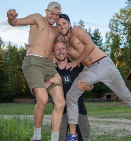 GUTTASTEMNING: Nikolai Aspen poserer sammen med «Farmen»-kompisene Paal Nygård og Kjetil Nørstebø inne på tv-gården. Foto: Alex Iversen / TV 2 GUTTASTEMNING: Nikolai Aspen poserer sammen med «Farmen»-kompisene Paal Nygård og Kjetil Nørstebø inne på tv-gården. Foto: Alex Iversen / TV 2